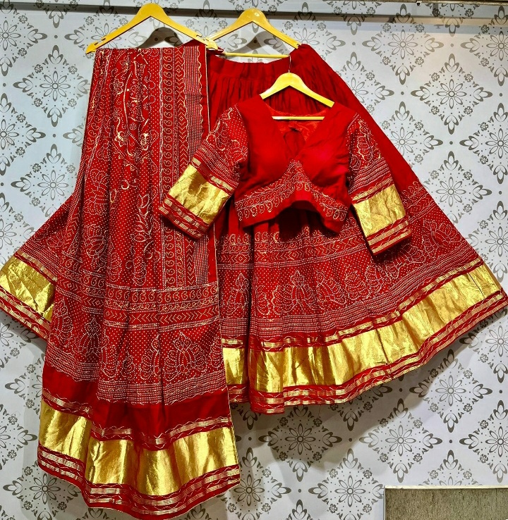 Masrum gajji silk lagdi patta  Chaniya choli with ready blouse!!   With vintage work!!!!